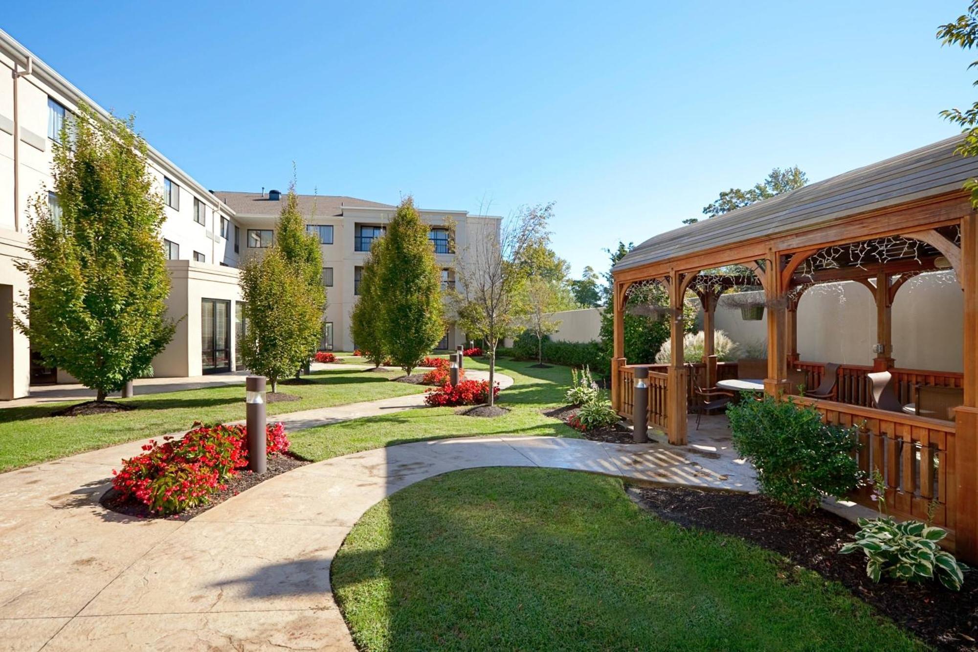 Courtyard Wall At Monmouth Shores Corporate Park Exterior foto