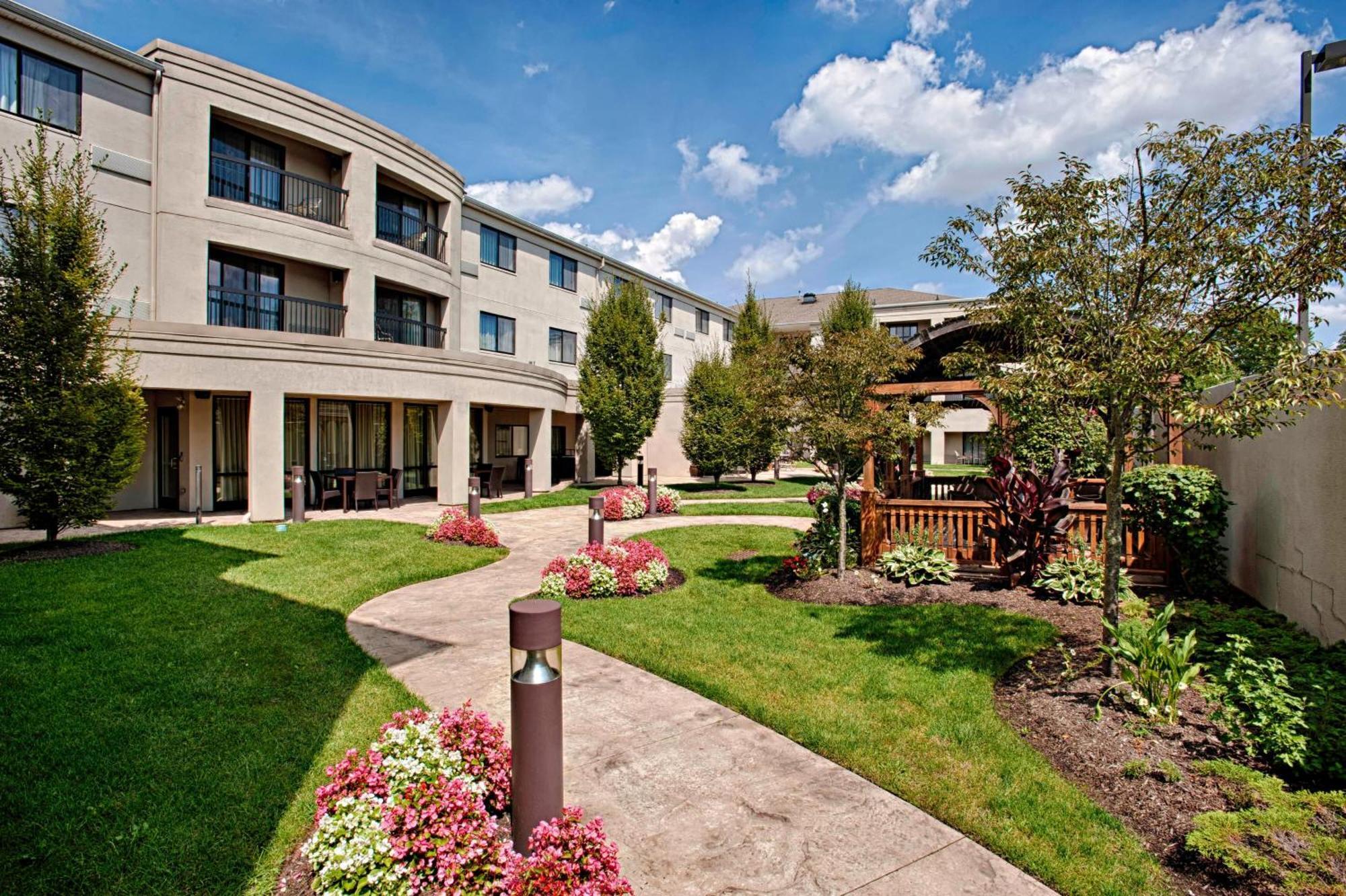 Courtyard Wall At Monmouth Shores Corporate Park Exterior foto
