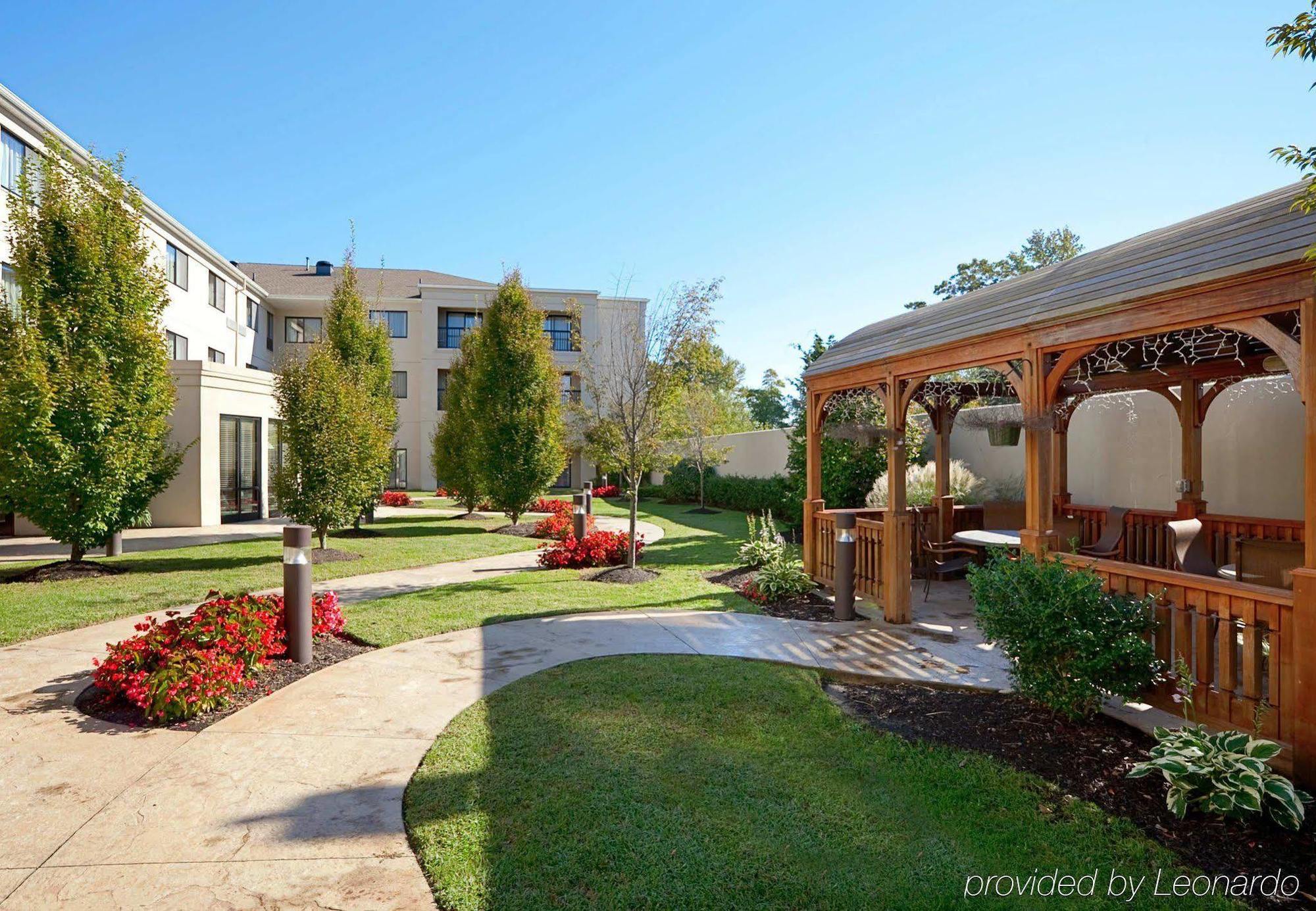Courtyard Wall At Monmouth Shores Corporate Park Exterior foto