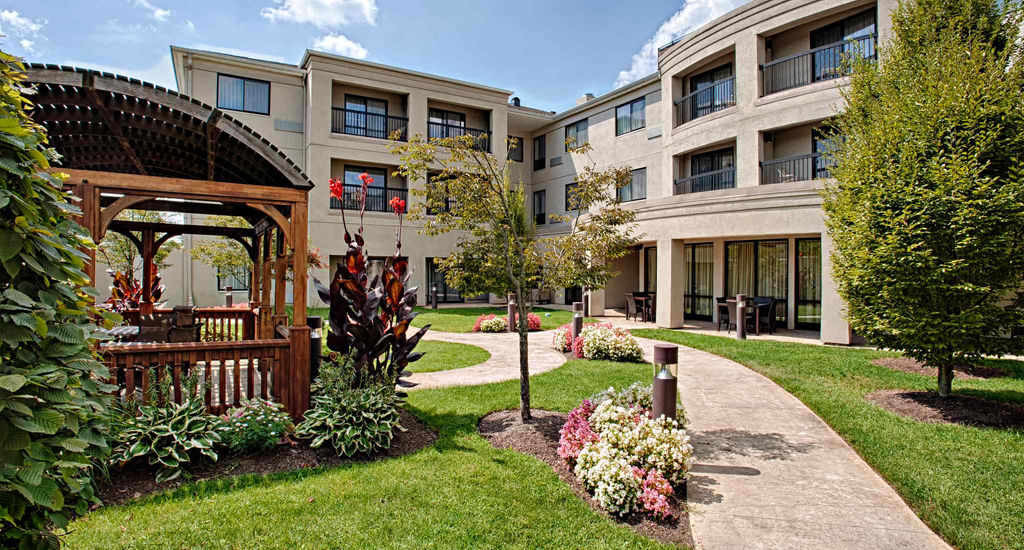 Courtyard Wall At Monmouth Shores Corporate Park Exterior foto